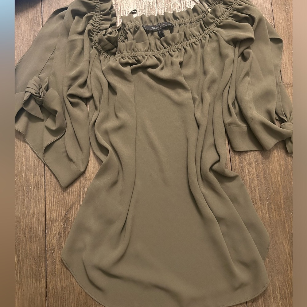NWOT -BCBG blouse with bows